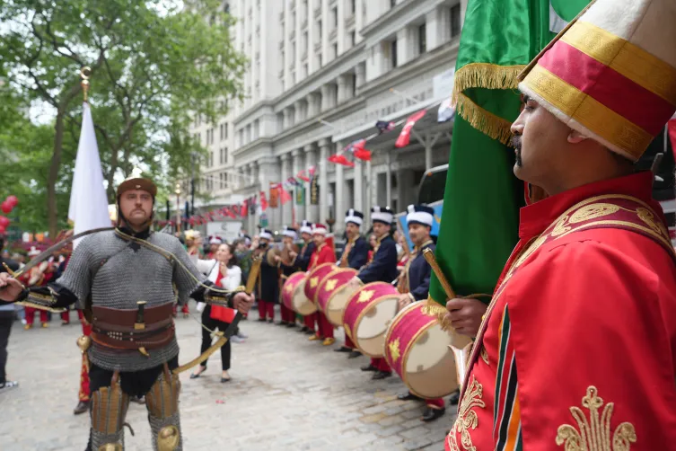 Wall Street’te Türk Rüzgarı! New York’ta Mehterli Bayrak Töreni Büyük İlgi Gördü