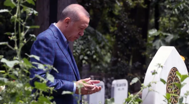 Başkan Erdoğan bayram arifesinde kabir ziyaretinde bulundu