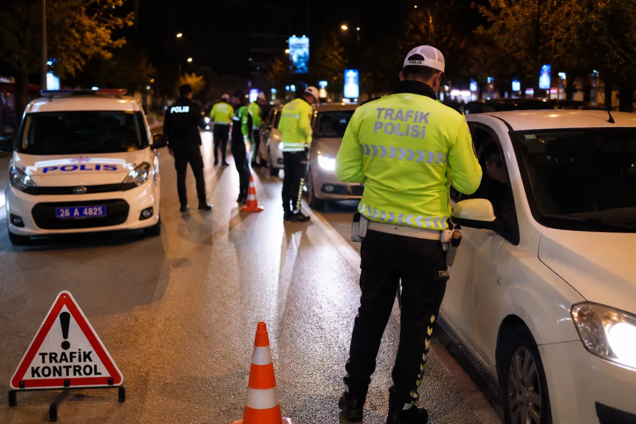 Eskişehir’de Bayram Öncesi Geniş Çaplı Asayiş ve Trafik Uygulaması: 265 Kişi ve 90 Araç Denetlendi