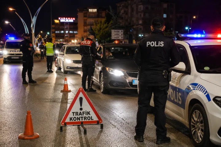 Karaman’da Asayiş Uygulamaları: 12 Kişi Tutuklandı, Çok Sayıda Suç Unsuru Ele Geçirildi