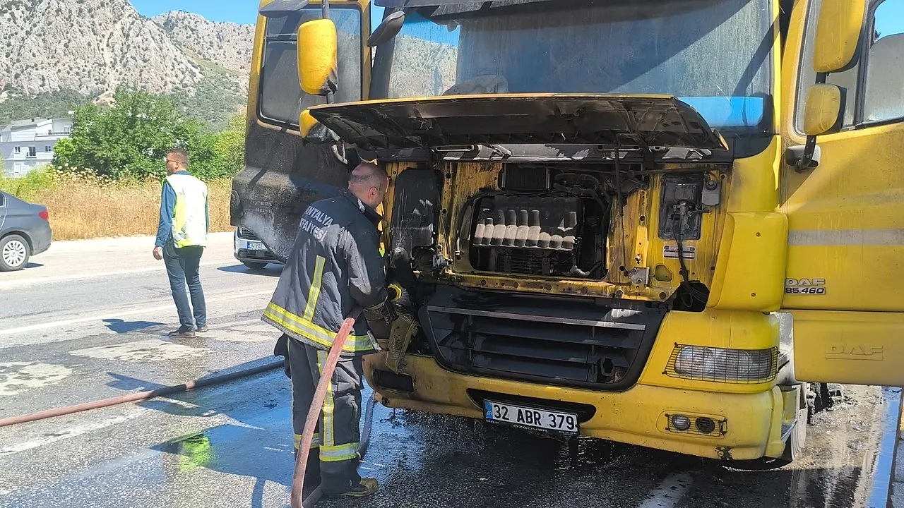 Antalya’da Kırmızı Işıkta Bekleyen Çimento Yüklü Tır Alevlere Teslim Oldu