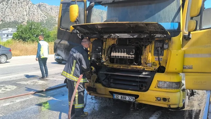 Antalya’da Kırmızı Işıkta Bekleyen Çimento Yüklü Tır Alevlere Teslim Oldu