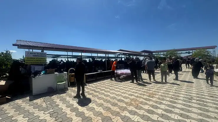 Konya’da Bayram Sabahı Hareketliliği: İlk Kurbanlar Kesildi, Alanlarda Yoğunluk Yaşandı