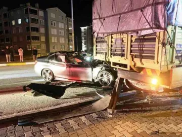 Konya’da Kamyon Paniği: Kontrolden Çıkan Araç Park Halindeki Otomobillere Çarptı