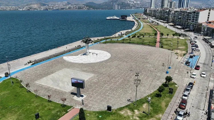İzmir’de Aşırı Sıcaklar Etkili Oldu: Kordon’da Yoğunluk Yerini Sessizliğe Bıraktı