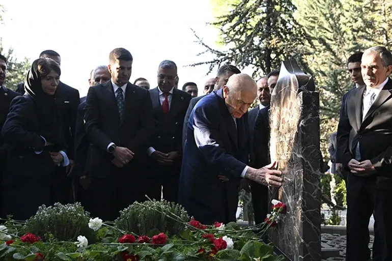 Bahçeli’den Bayram Sabahı Dikkat Çeken Ziyaret: Türkeş’in Mezarı Başında Dua Etti