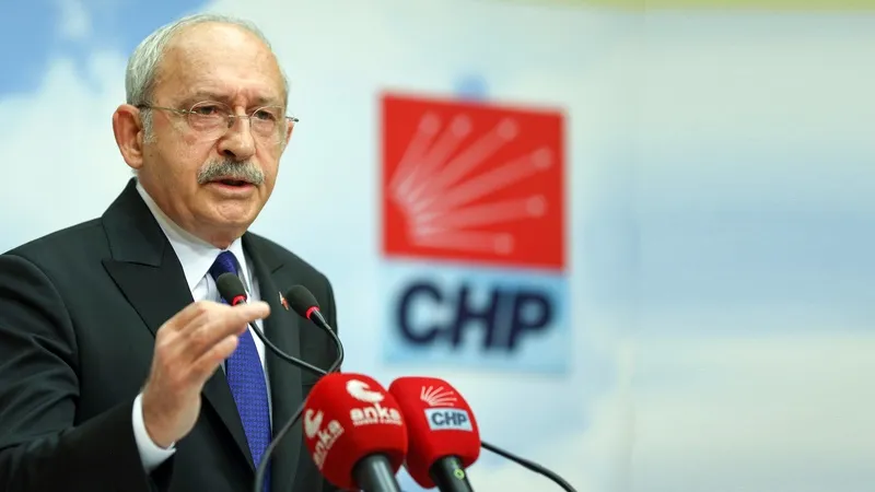 Kemal Kılıçdaroğlu Partililer ve Koruma Ekibiyle Bayramlaştı