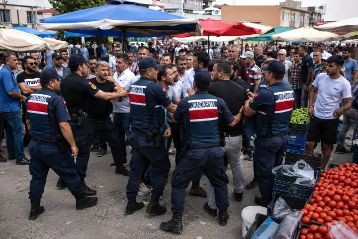 İzmir Foça’da Pazar Yerinde Kavga: 7 Kişi Gözaltına Alındı