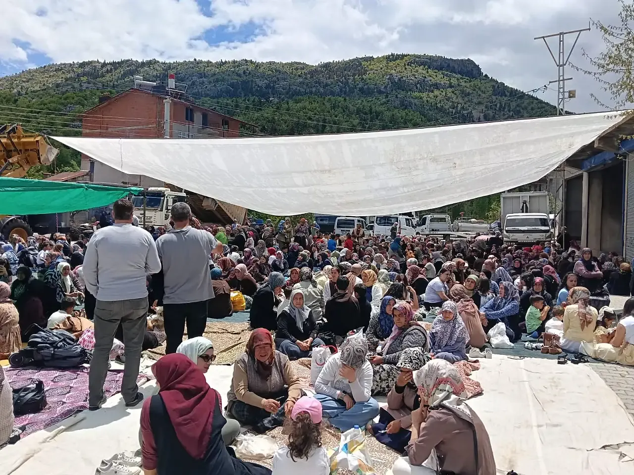 Konya’da Tüm Köylü Meydanda Toplandı: Görüntüler Yürek Isıttı