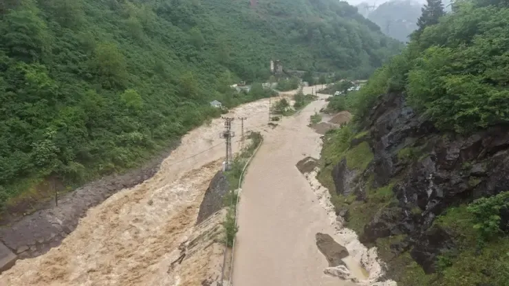 Sağanak Sonrası Dere Taştı, Giresun'da Yol Güvenlik Gerekçesiyle Kapatıldı