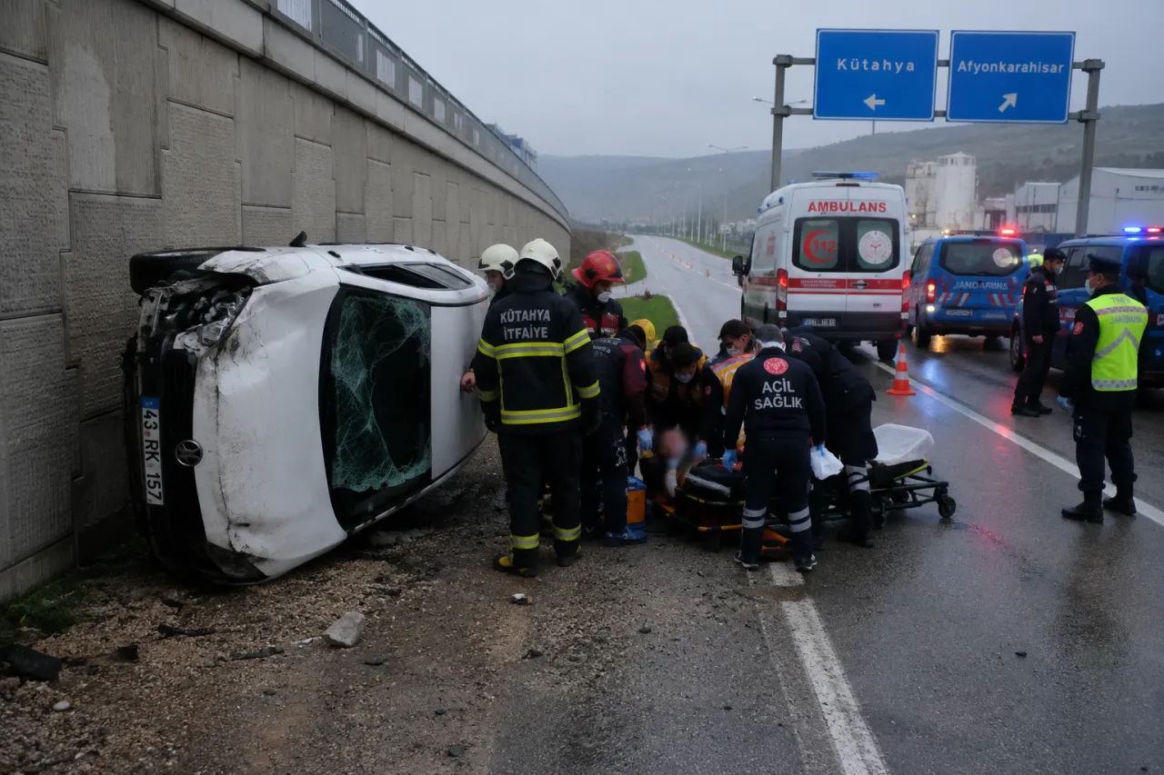 Beton Duvara Çarpıp Devrildi: Aynı Araçtaki 4 Kişi Hastaneye Kaldırıldı