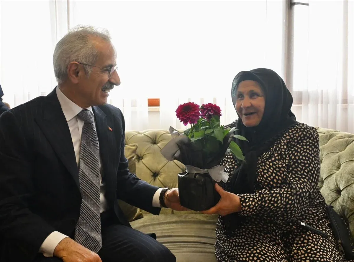 Bakan Uraloğlu Trabzon'daki Huzurevi Sakinleriyle Bir Araya Geldi