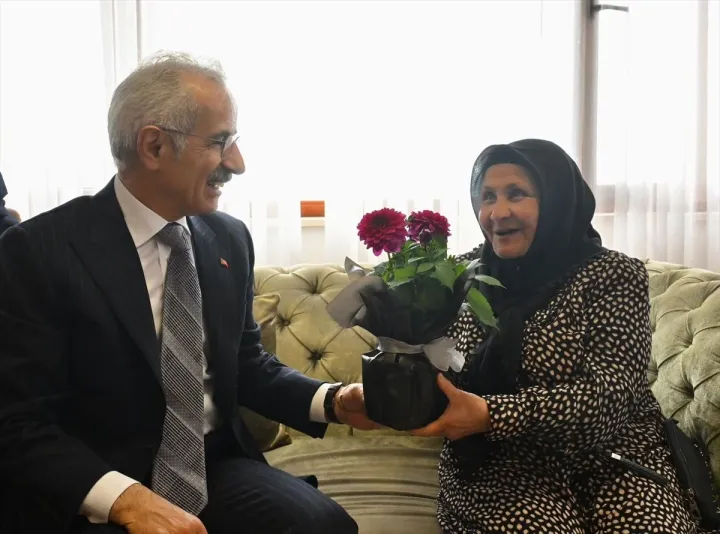 Bakan Uraloğlu Trabzon'daki Huzurevi Sakinleriyle Bir Araya Geldi