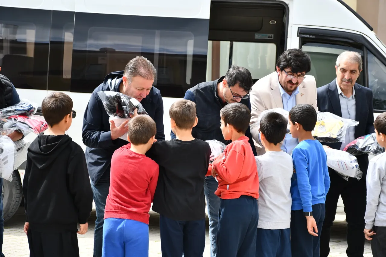 Akşehir’de 211 Çocuğa Bayramlık Desteği: “Çocuklar Bayram Etsin” Projesi Yüzleri Güldürdü