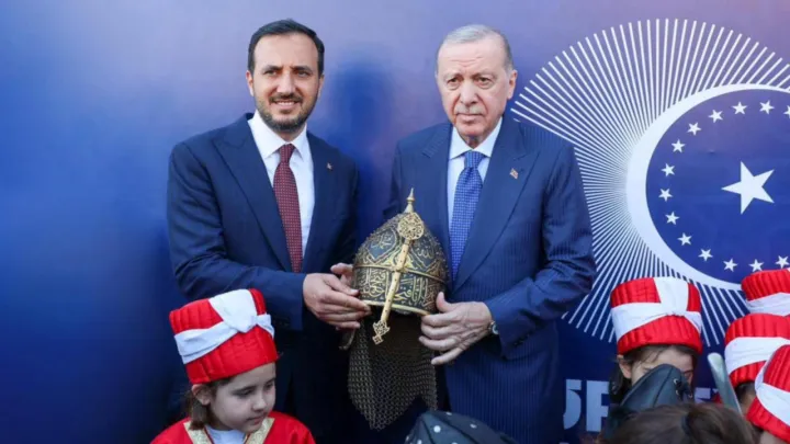 Erdoğan’a Dikkat Çeken Hediye! Fetih Ruhunu Yansıtan Özel Miğfer Takdim Edildi