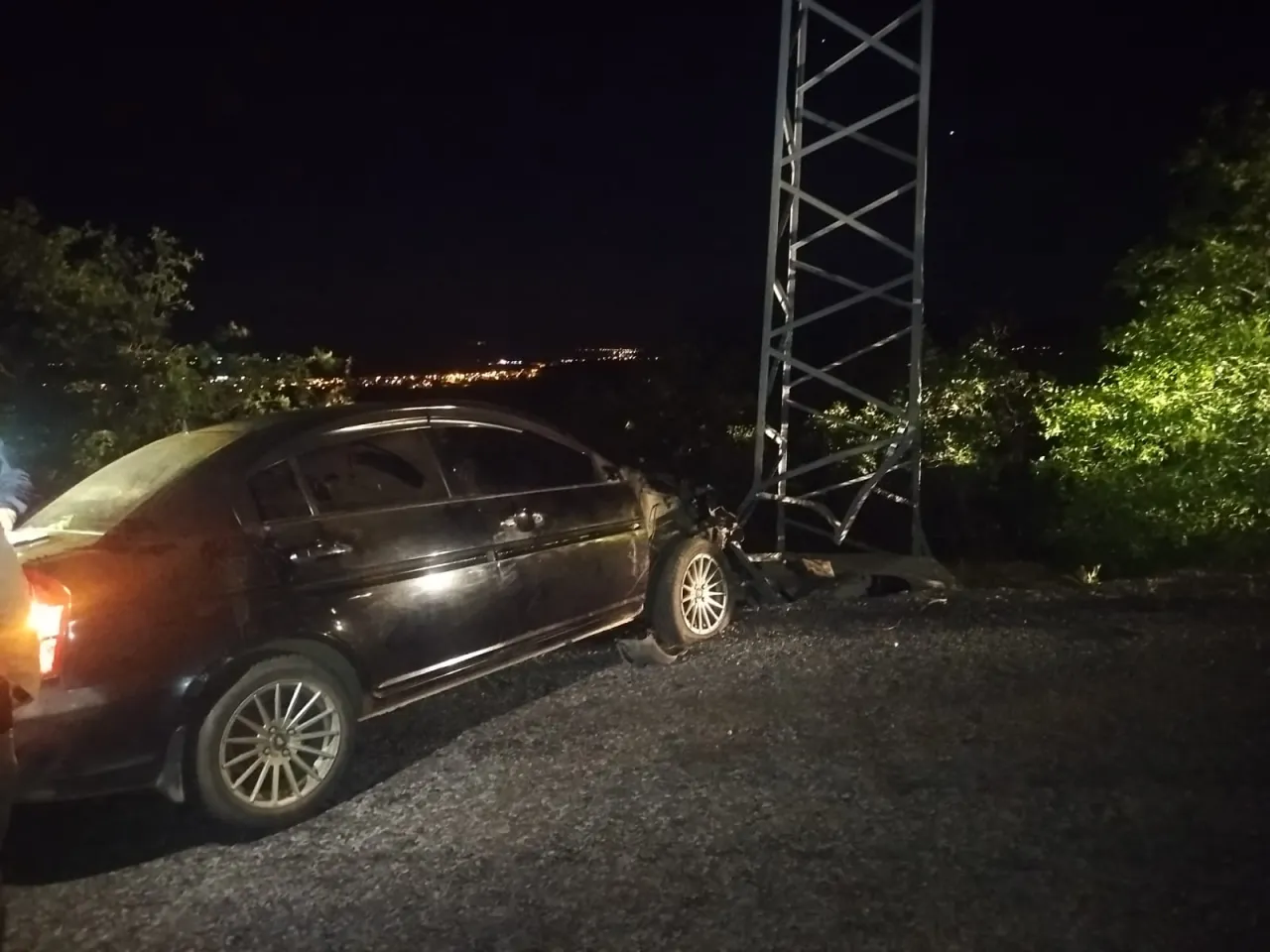 Hüyük’te Trafik Kazası: Elektrik Direğine Çarpan Otomobilin Sürücüsü Hastaneye Kaldırıldı