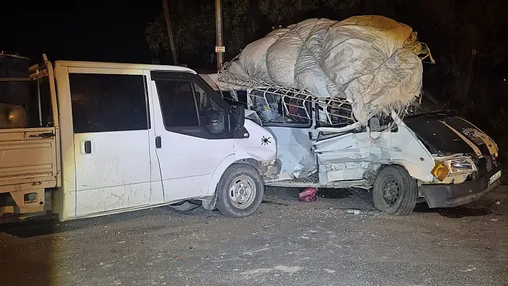 Konya Karapınar’da kamyonet ile minibüs çarpıştı: 7 kişi yaralandı