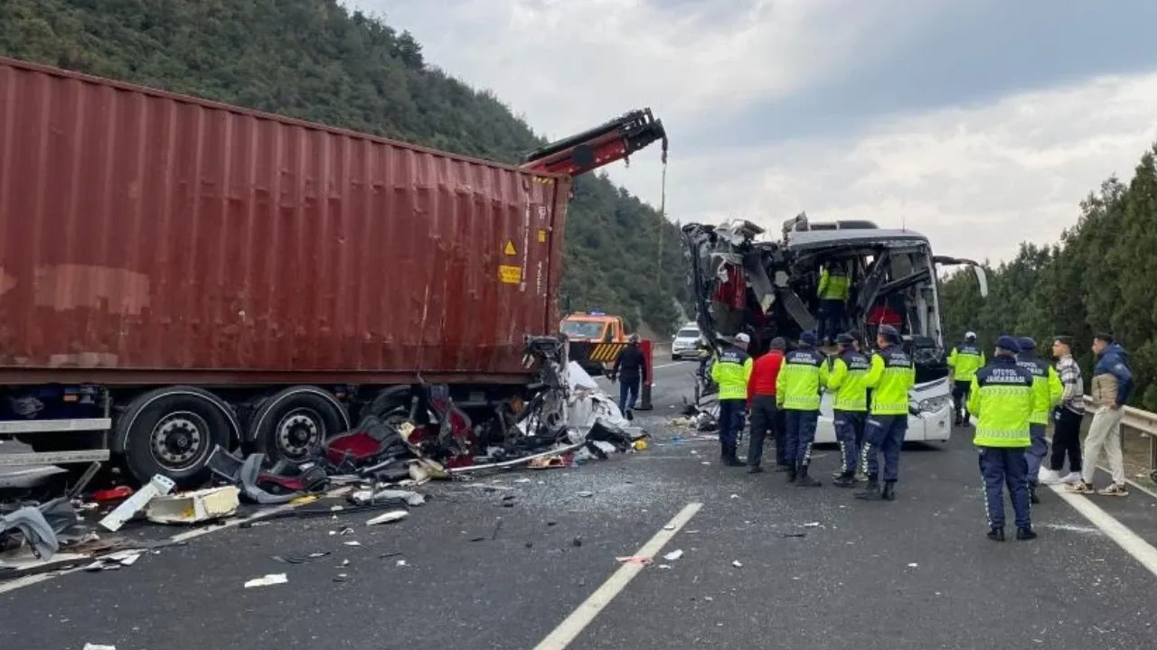 Şanlıurfa’da Otomobil ile Kamyon Çarpıştı: 2 Ölü, 1 Ağır Yaralı