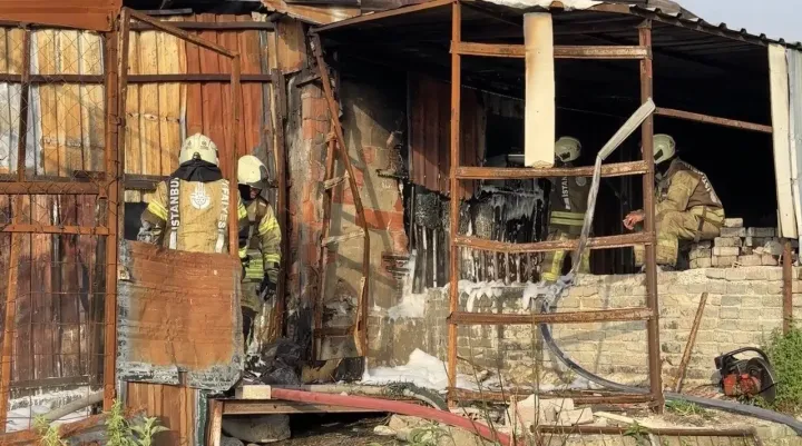 İstanbul Sultangazi’de depo yangını kontrol altına alındı