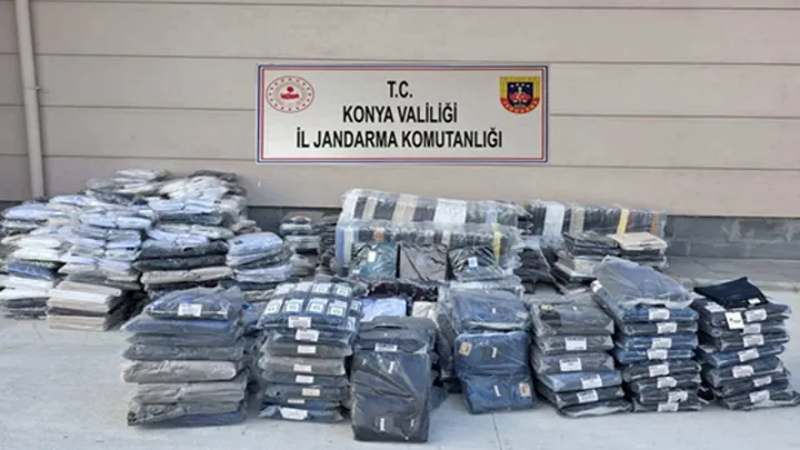 Jandarmadan fikri mülkiyet operasyonu: 8 bin 200 kaçak gömlek yakalandı