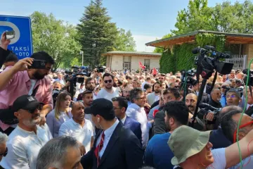 CHP’de Grup Toplantısı Krizi: Meclis’te Gerilim Yükseldi