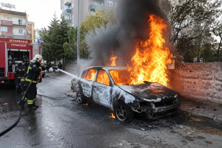 Diyarbakır'da Park Halindeki Otomobil Yangında Kullanılamaz Hale Geldi