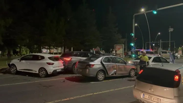 Kampüs Kavşağı'nda Zincirleme Kaza: 5 Araç Birbirine Girdi, 2 Yaralı