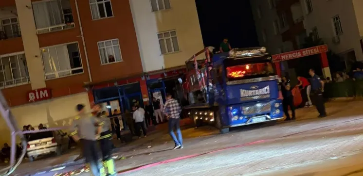Önce trafoya çarptı, sonra markete girdi! Konya'da saniyeler içinde büyük panik