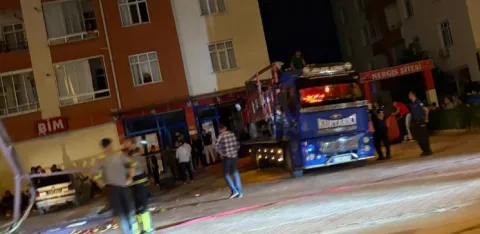 Önce trafoya çarptı, sonra markete girdi! Konya'da saniyeler içinde büyük panik