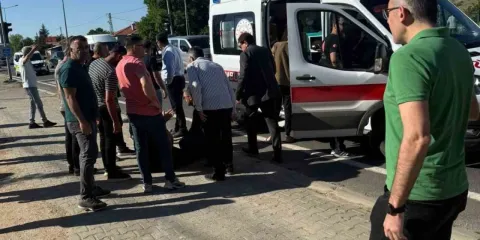 Aynı fabrikanın işçi servisleri çarpıştı! 20 işçi yaralandı