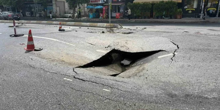 Boru hattı patladı, yol çöktü! Cadde kısa sürede göle döndü