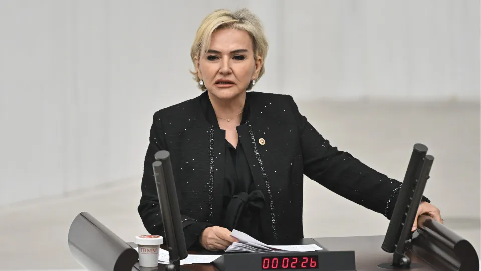 İstanbul Milletvekili Nimet Özdemir CHP'den İstifa Etti