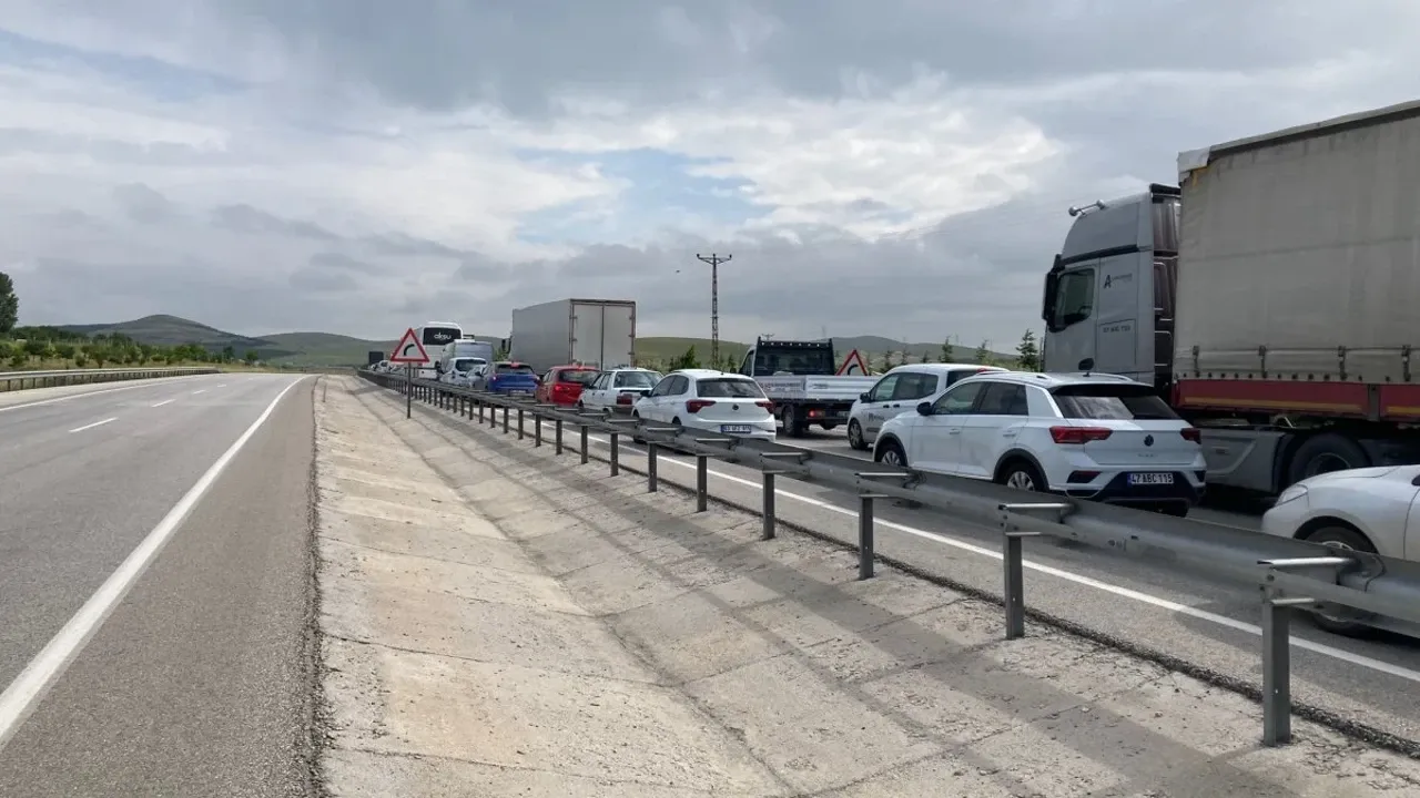 Konya-Afyonkarahisar Yolunda Trafik Düzeni Değişti: Kritik Güzergâhta Şerit Kapatıldı