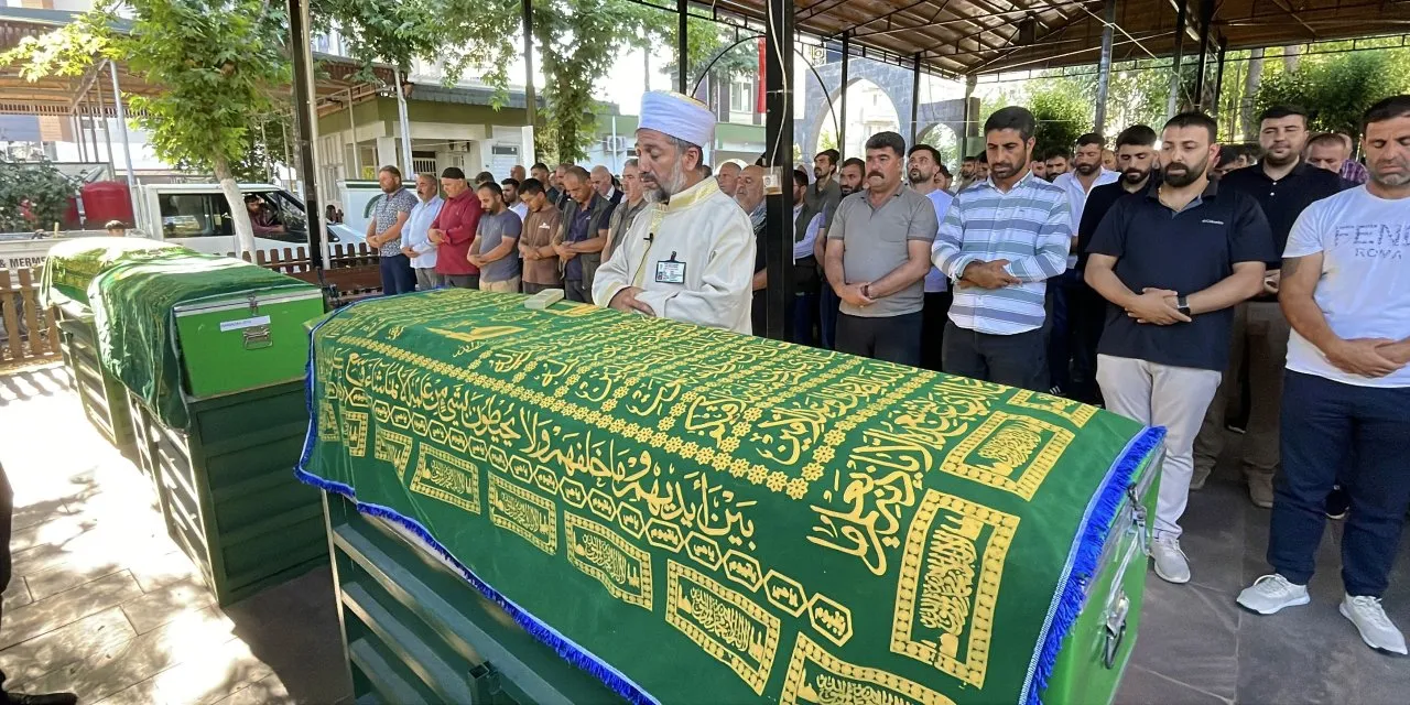 Karaman’daki Kazada Hayatını Kaybeden 3 Kardeş Gözyaşlarıyla Toprağa Verildi