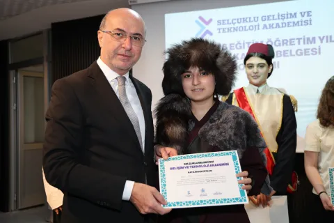 Selçuklu Gelişim ve Teknoloji Akademisi’nde Yıl Sonu Sergisi ve Sertifika Töreni Düzenlendi