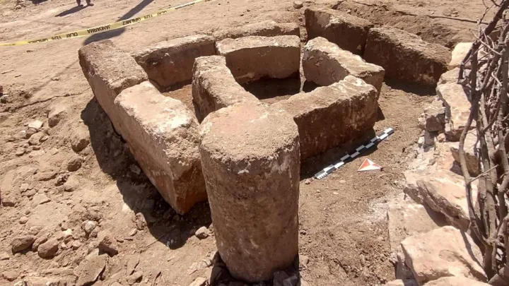 Mardin Midyat'ta Yol Çalışmasında Tarihi Keşif: 1300 Yıllık Süryanice Yazıtlar Ortaya Çıktı!