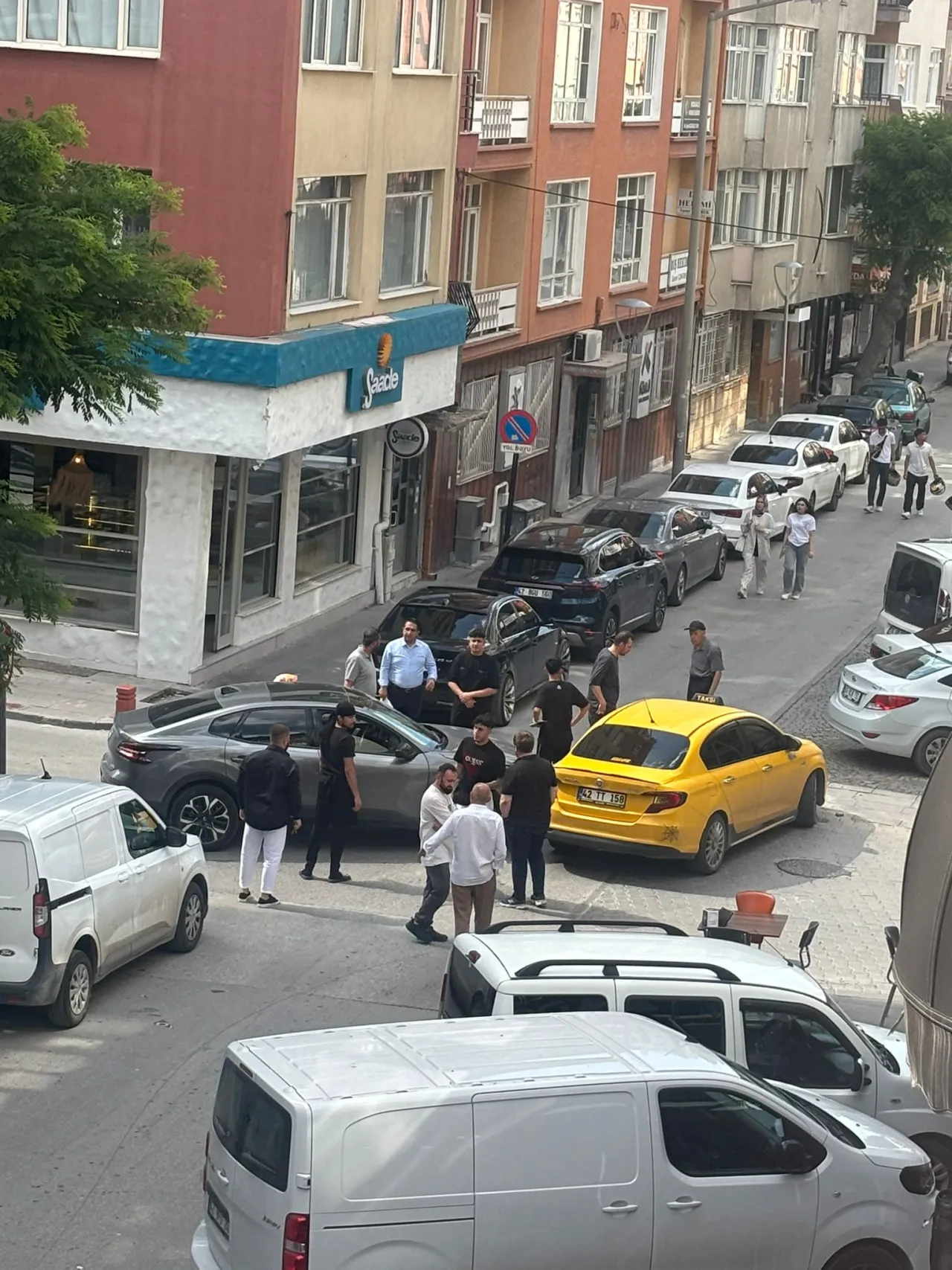 Komtaş Çarşısı Önündeki Kaza Sonrası Esnaf Güvenlik Önlemi İstedi