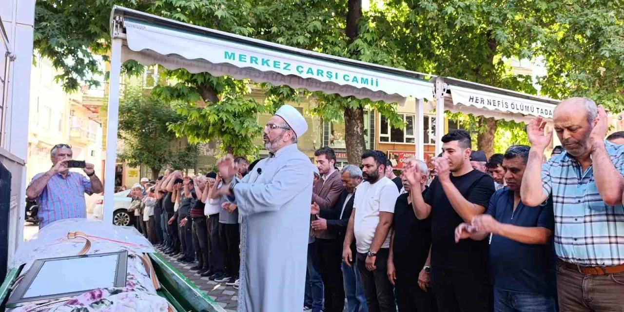 Isparta’da araçta ölü bulunan Cansu Zengin Çay’da toprağa verildi