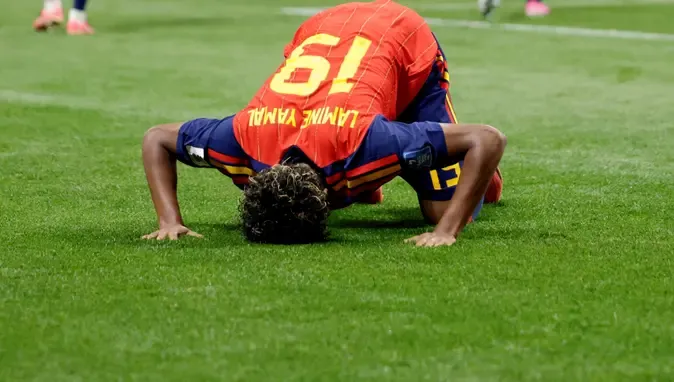 Lamine Yamal Secdeli Gol Sevinci Sonrası Irkçı Yorumların Hedefi Oldu