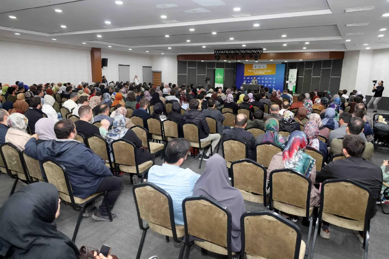 Karatay’da “Evlilik ve Aile Gelişim Akademisi”nde Aile Ekonomisi Anlatıldı