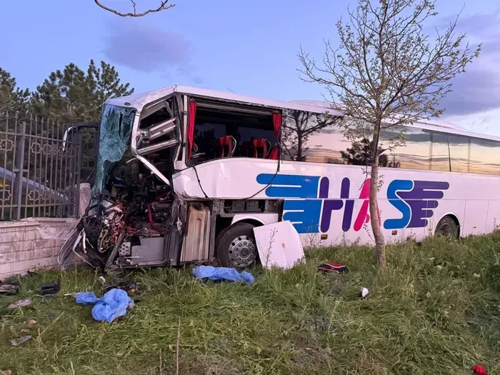 Konya’da Yolcu Otobüsü TIR’a Çarptı: 1 Ölü, 8 Yaralı