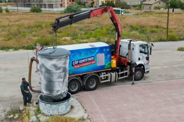Kötü Koku ve Haşereye Geçit Yok! Meram'da Konteynerler Tek Tek Dezenfekte Ediliyor