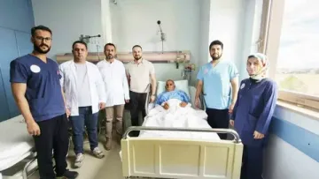 Adıyaman’da şaşırtan operasyon: 82 yaşındaki hastanın mesanesinden 42 taş çıkarıldı