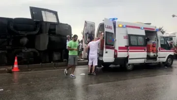 Akhisar’da tur otobüsü ile TIR çarpıştı: 11 kişi hayatını kaybetti
