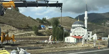 Arı Yüklü TIR Menfez Çukuruna Devrildi, Yol Trafiğe Kaptıldı