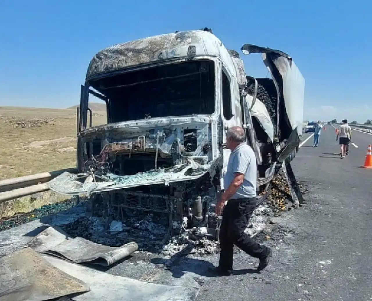 Konya Ereğli'de Sebze Yüklü TIR Fren Sistemindeki Yangın Sonucu Yandı haber fotoğrafı