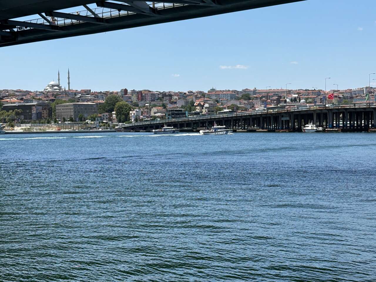 Haliç'te Köprü Ayağına Çarpan Tur Teknesinin Personeli Denize Düştü haber fotoğrafı