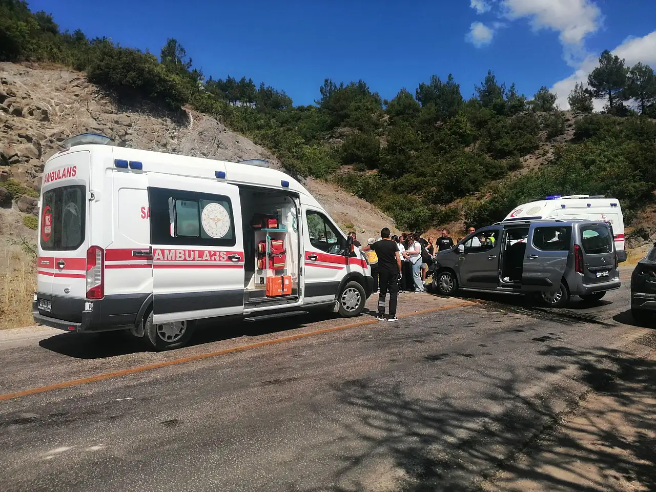 Tokat'ın Niksar ilçesinde iki otomobilin kafa kafaya çarpıştığı kazada 10 kişi yaralandı haber fotoğrafı