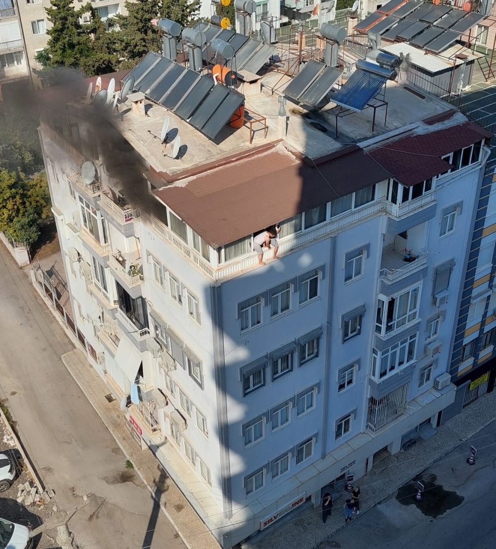 Antalya Muratpaşa'da Terastaki Yangında 2 Kişi Pencerede Kurtarılmayı Bekledi haber fotoğrafı