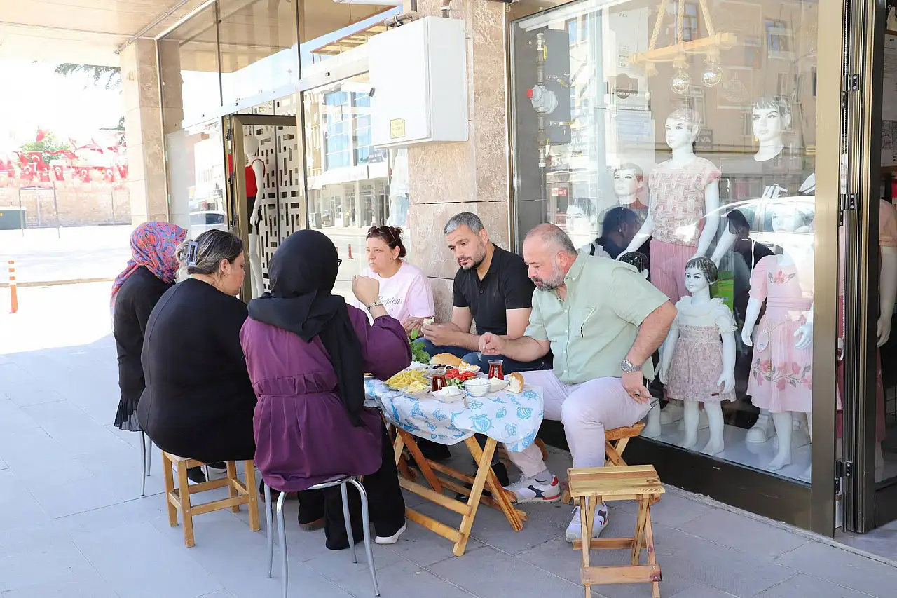 Ilgın Belediye Başkanı Ömer Apil İlçe Esnafıyla Sofrada Buluştu haber fotoğrafı